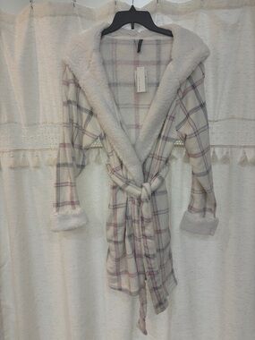 Cozy Plaid Fleece Robe with Sherpa Trim - Cream & Pink
